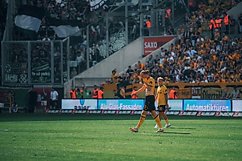 Vinko Šapina läuft nach seiner Roten Karte gegen Hannover 96 vom Feld.