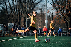 SGD-Kapitänin Jo Anne Klinger in einem Heimspiel beim Schuss.