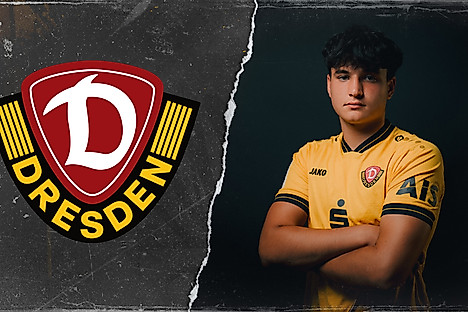 Filip Zahalka neben dem Dynamo-Wappen.