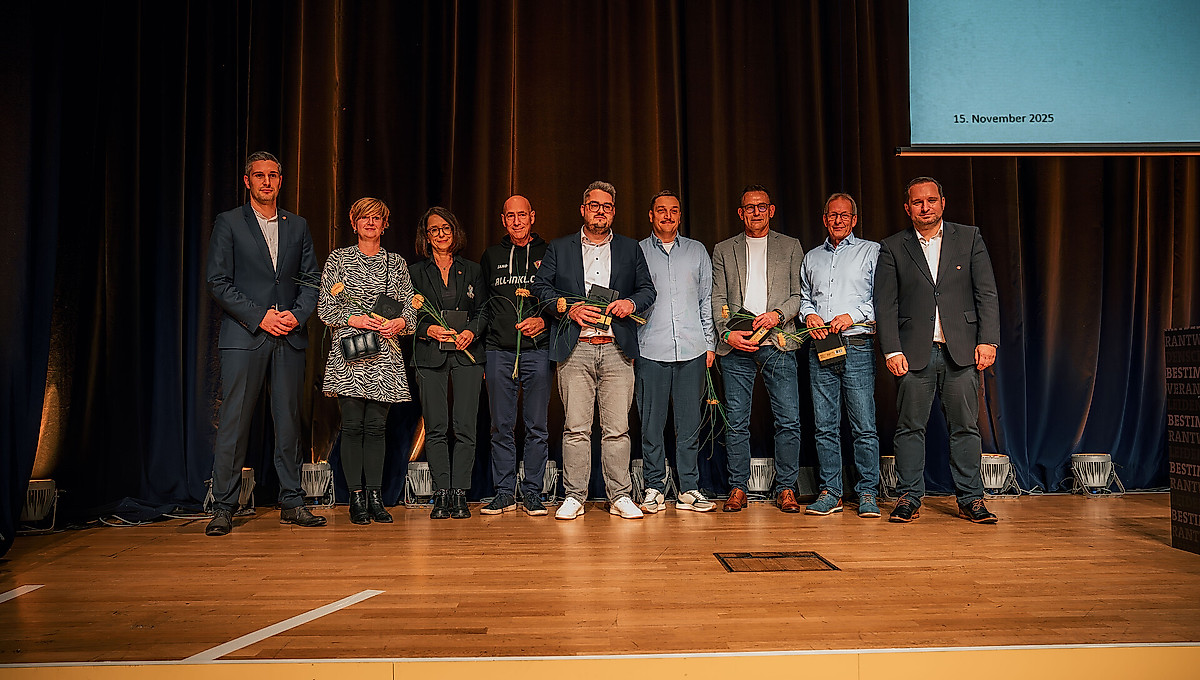 Gruppenfoto aus neun Personen.