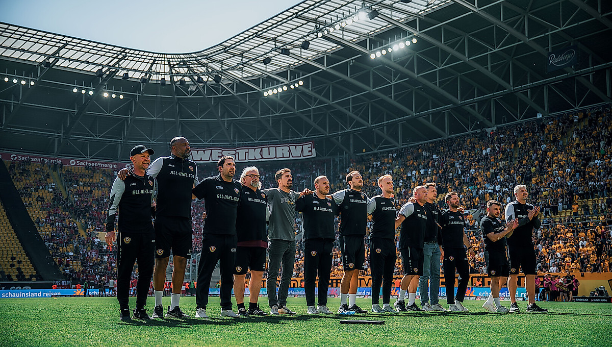 Das Trainerteam der SGD aus der Saison 2025/26 vor dem K-Block im Stadion.