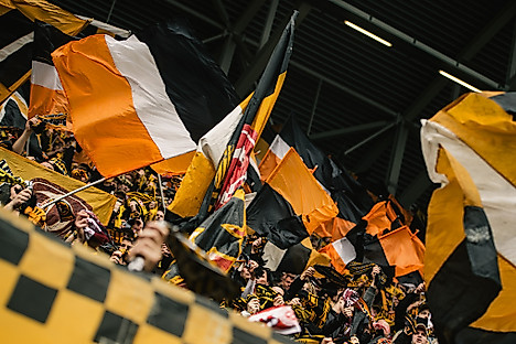 Wehende Fahnen und Schals der SG Dynamo Dresden im K-Block des Rudolf-Harbig-Stadions