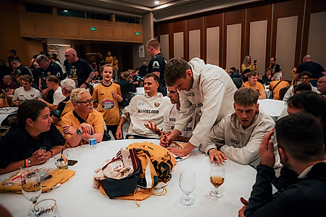 Spieler unterschreiben Fanartikel