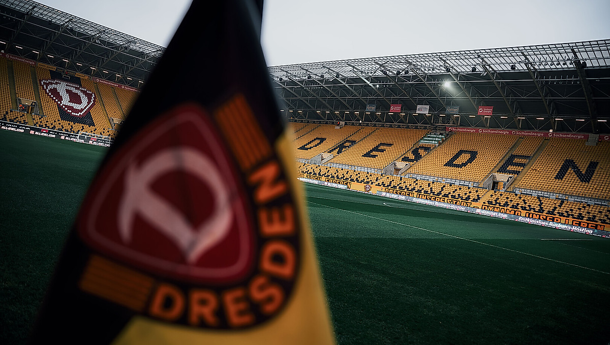Der Blick von der Eckfahne ins Rudolf-Harbig-Stadion.