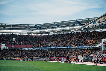 Der Gästeblock im Nürnberger Max-Morlock-Stadion.