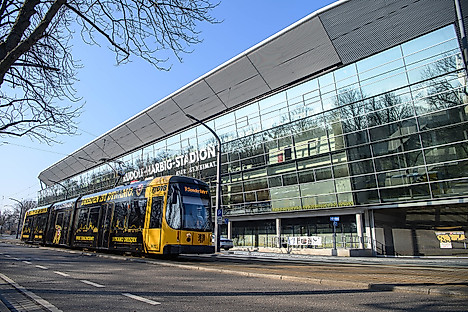 Eine Straßenbahn der DVB auf der Lennéstraße vor dem Rudolf-Habrig-Stadion.