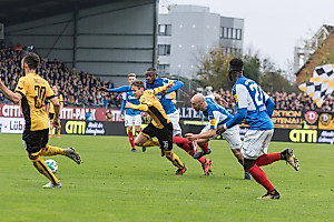 Niklas Hauptmann gegen zwei Kieler Gegenspieler. (Foto: Steffen Kuttner)