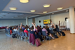 Teilnehmerinnen und Teilnehmer eines Seminars bei einer Schulung