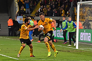 Stefan Kutschke und Vorlagengeber Nils Teixeira holen den Ball nach dem Anschlusstreffer zum 1:2.