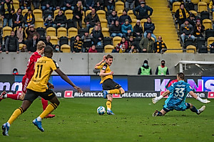 Die Riesenmöglichkeit im zweiten Durchgang: Daferner versucht auf Diawusie querzulegen. | Foto: Dennis Hetzschold