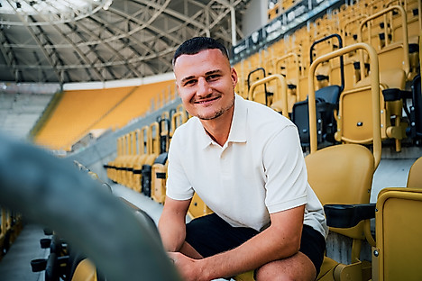 Jakob Lemmer auf der Tribüne des Rudolf-Harbig-Stadions.