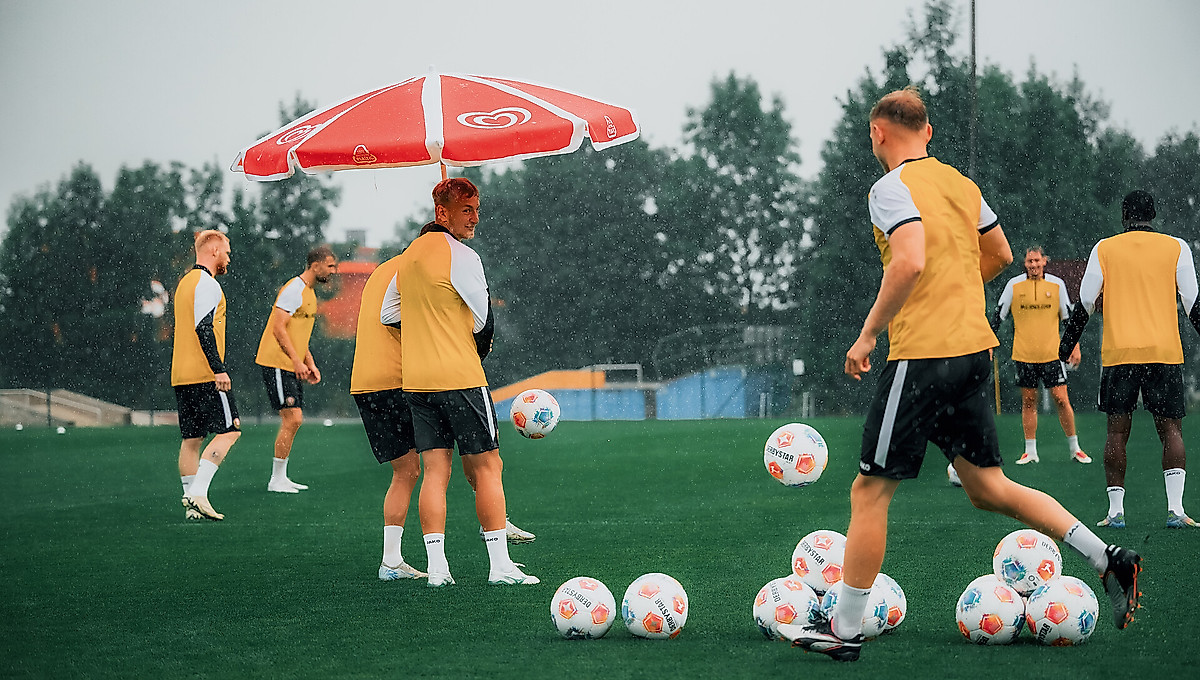 Während des Trainings setzten starke Regenfälle ein und machten die Spieler nass.