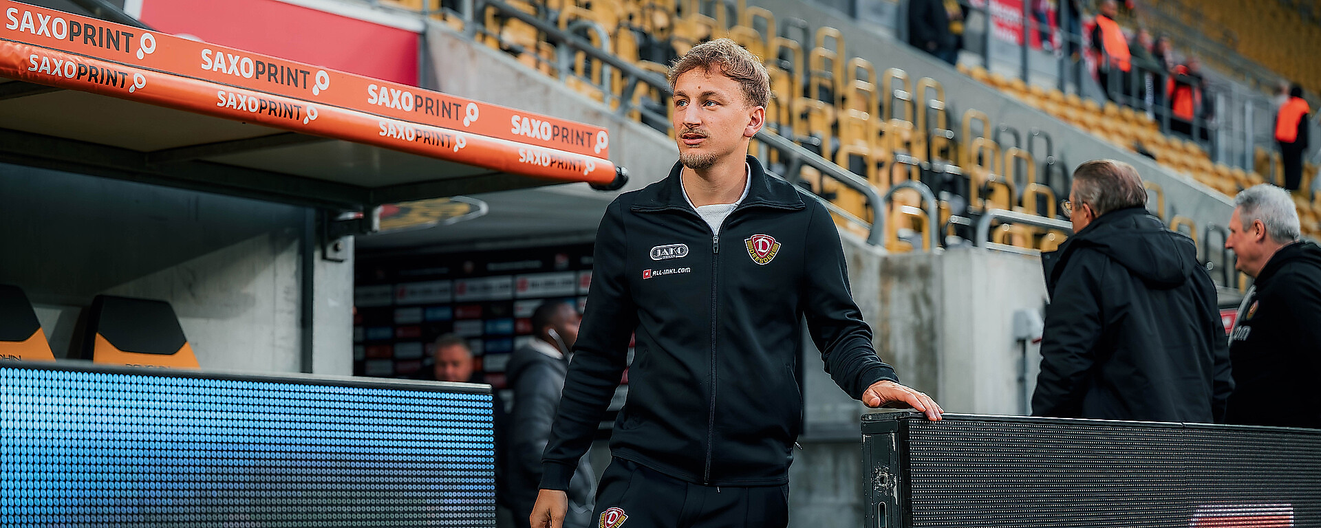 Sascha Risch im schwarzen Dynamo-Trainingsanzug.