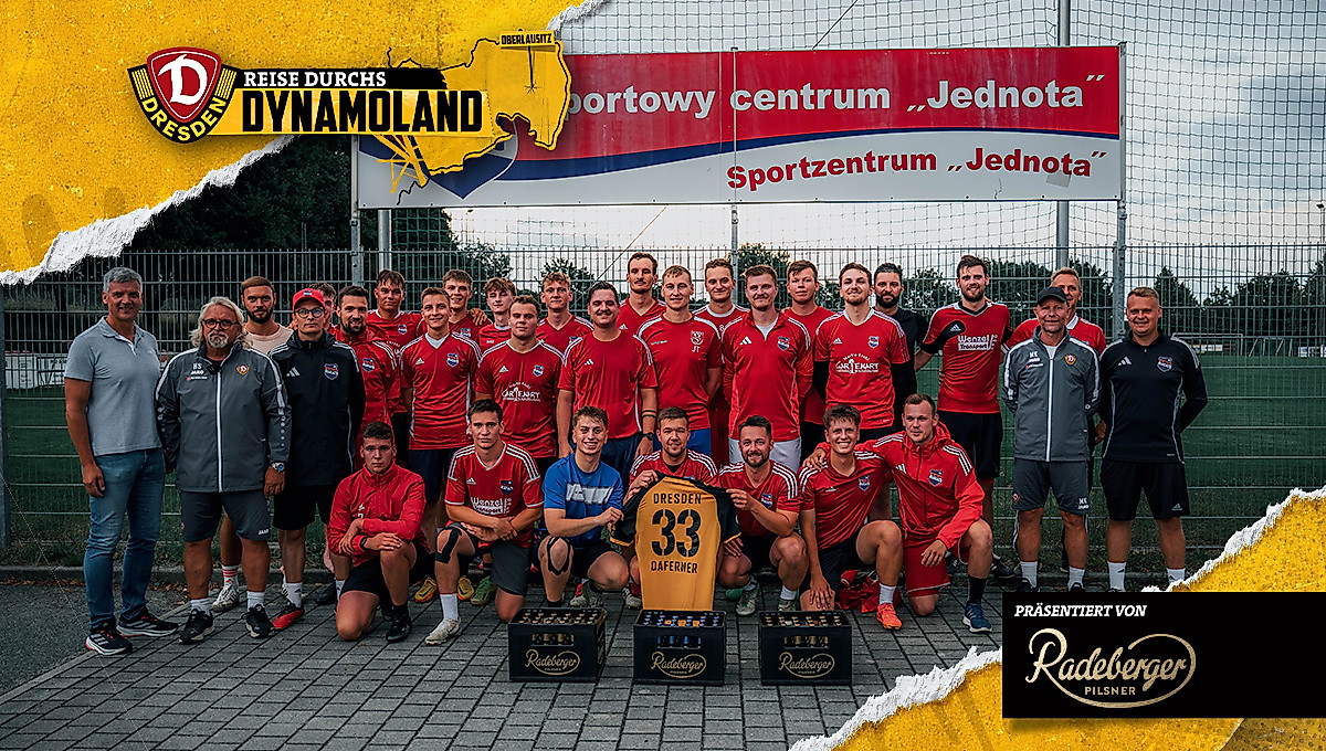 Ein Mannschaftsfoto der SG Crostwitz mit den Co-Trainern der SGD, Heiko Scholz und Manuel Klökler.