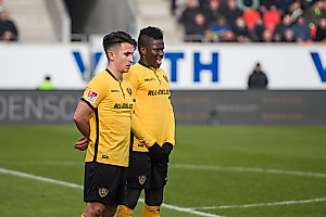 Baris Atik und Moussa Koné bilden eine Freistoß-Mauer