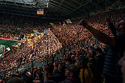 Der Blick von der Tribüne auf den gefüllten K-Block des Rudolf-Harbig-Stadions.