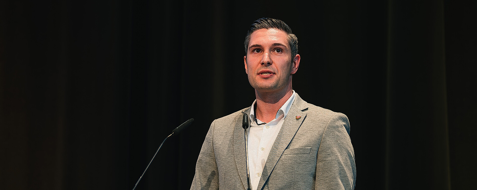 Stephan Zimmermann am Pult bei der Mitgliederversammlung.