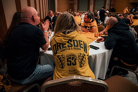 Fans sitzen zusammen am Tisch