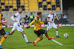 Ransford-Yeboah Königsdörffer schiebt zum 1:0 ein. | Foto: Dennis Hetzschold