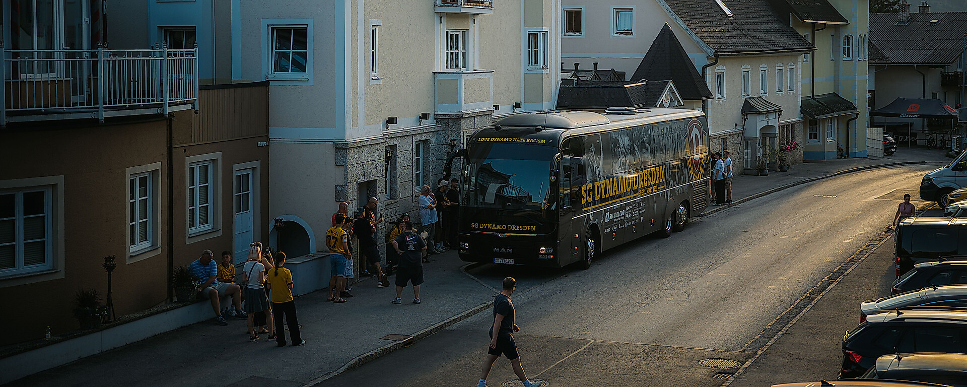 Der Mannschaftsbus vor dem Mannschaftshotel.