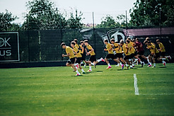 Die Spieler der U21 rennen auf dem Platz.