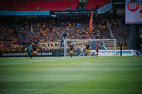 Spielfeld im Max-Morlock-Stadion bei der Partie 1. FC Nürnberg gegen die SG Dynamo Dresden.