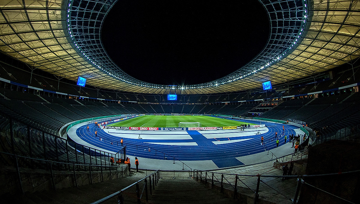 Das Olympiastadion in Berlin bei Nacht.