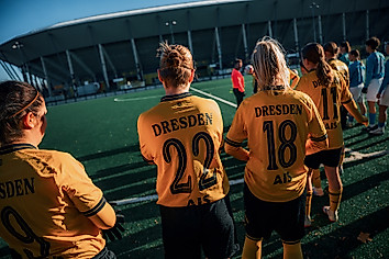 Die Frauenmannschaft der SGD bestreitet ihre Heimspiele auf dem Kunstrasenplatz am Rudolf-Harbig-Stadion.