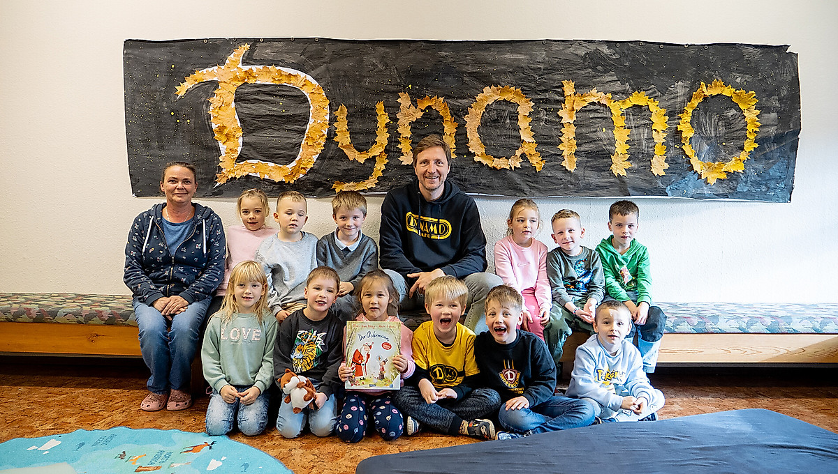 Gruppenfoto mit zwei Erwachsenen und 12 Kindern.