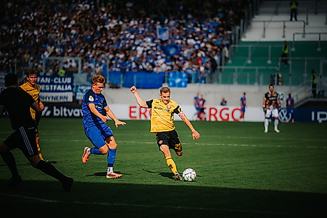 Niklas Hauptmann schießt auf das Tor.