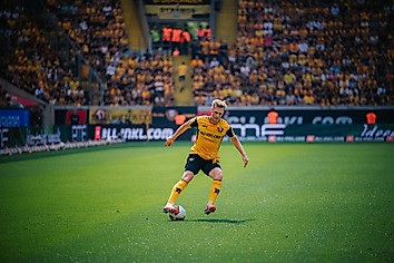Jonas Sterner am Ball für Dynamo Dresden