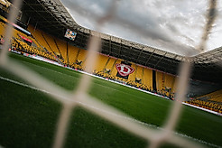 Das leere Rudolf-Harbig-Stadion.