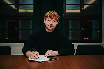 Robert Wagner bei der Vertragsunterschrift.