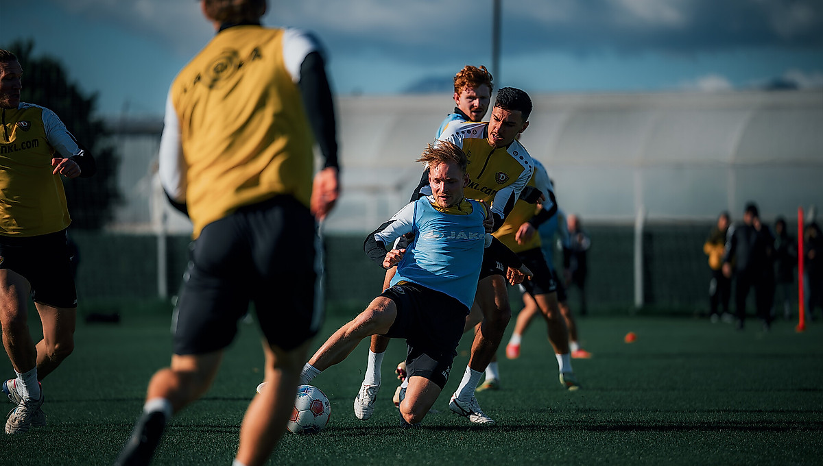 Claudio Kammerknecht und Tony Menzel im Zweikampf.
