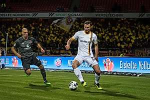 Ballas schirmt den Ball vor Frey ab.