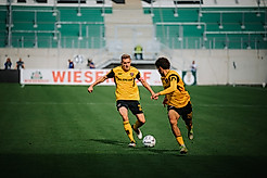 Niklas Hauptmann spielt einen Pass auf Ben Bobzien.