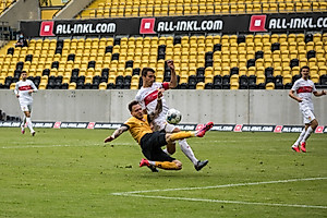 Patrick Schmidt haut sich in den Zweikampf. | Foto: Steffen Kuttner