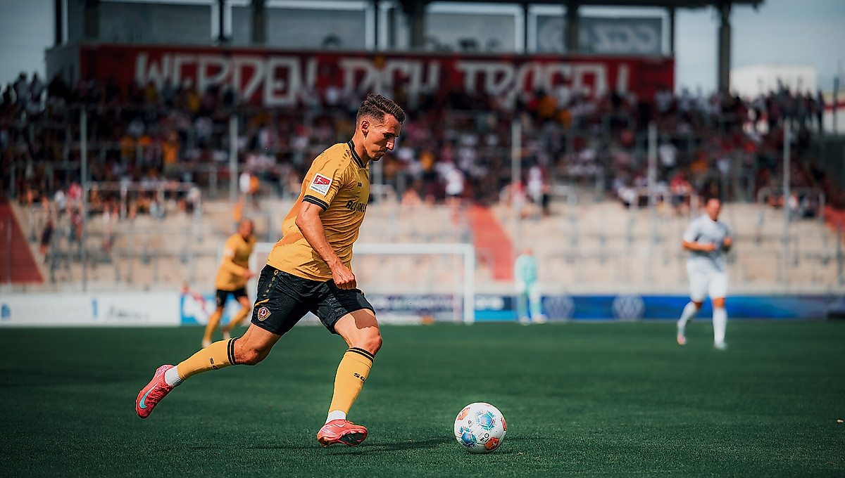 Dynamos Rechtsverteidiger Konrad Faber im Spiel als er eine Flanke schlägt.