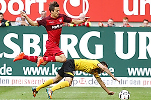 Fabian Müller im Zweikampf mit Kaiserslauterns Görtler