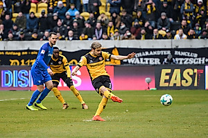 Lucas Röser verwandelte den Elfmeter sicher zum 1:0.
