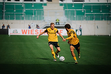 Niklas Hauptmann spielt einen Pass auf Ben Bobzien.
