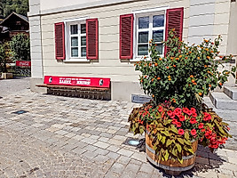 Anlässlich des 20-jährigen Jubiläums sind in diesem Jahr unter anderem rote SC-Bänke im ganzen Ort verteilt, die zum Ausruhen und Plaudern einladen. 