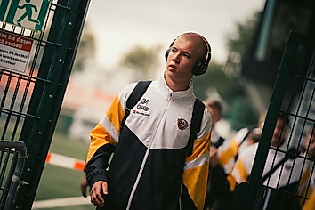 Dmytro Bohdanov mit Kopfhörer auf dem Kopf im Trainingsanzug der SGD.
