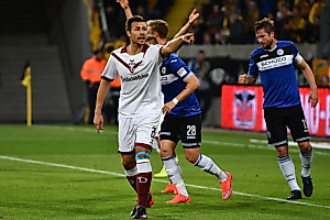 Abwehrchef Sören Gonther dirigiert seine Defensive.
