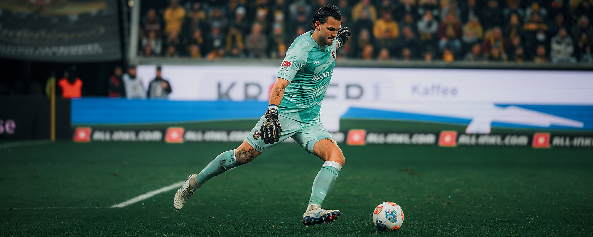 Torwart Tim Schreiber beim Abschlag.