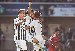 Der Saisonstart im August läuft deutlich besser als der im Vorjahr. Nach einem 3:0 gegen den FSV Mainz 05 gewinnt Freiburg bei Aufsteiger SC Paderborn mit 3:1. Einer der Torschützen: Neuzugang Changhoon Kwon (Mitte, Foto: Bernd Thissen)