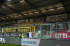 Der Gästeblock mit Dynamofans bei Holstein Kiel.