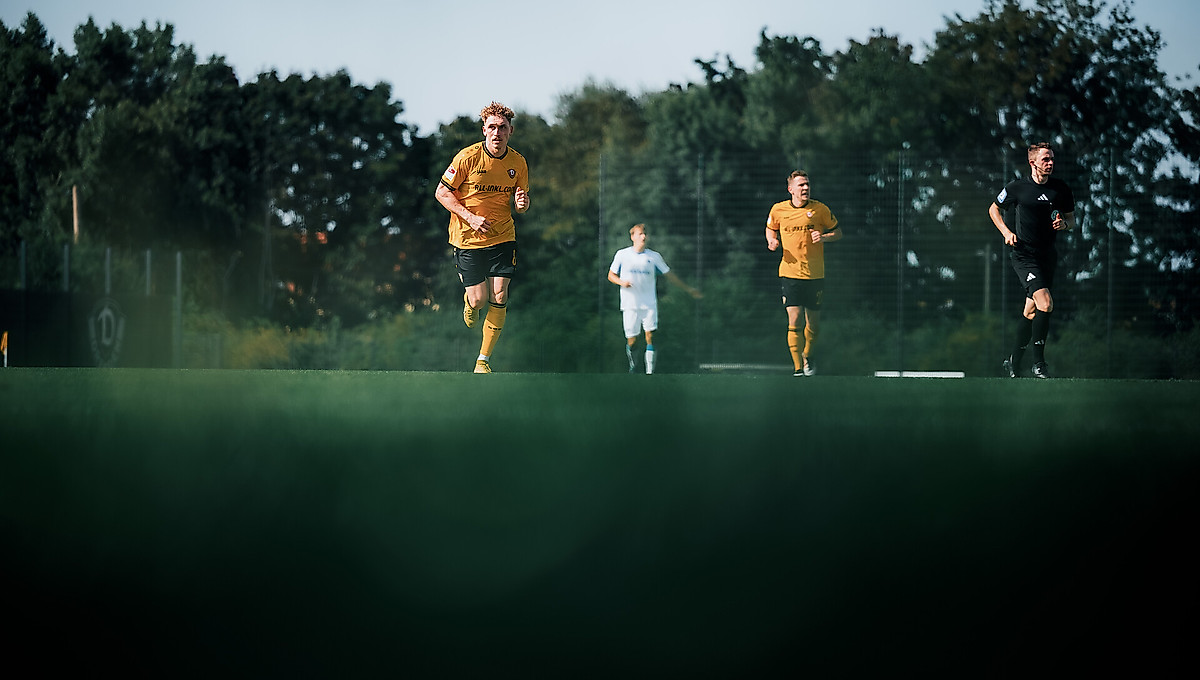 Luca Herrmann läuft im Testspiel gegen Hertha BSC II über den Rasen. 