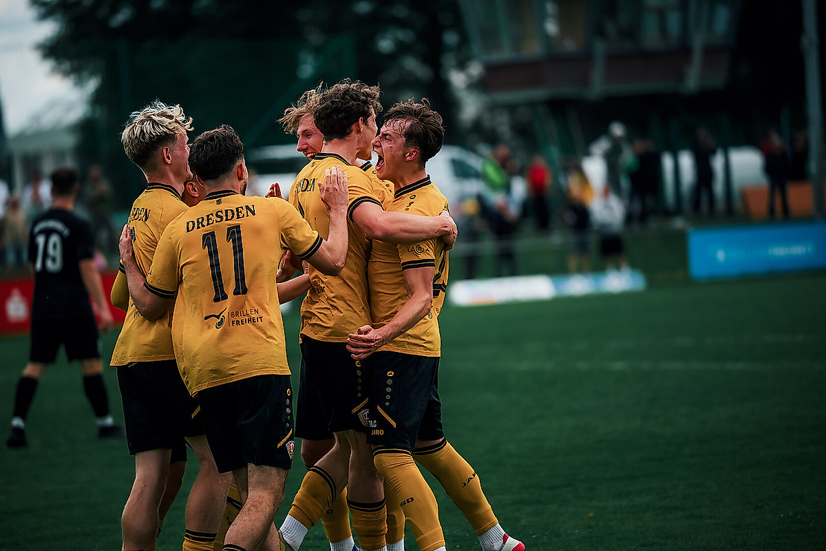 Die Spieler der U21 beim Torjubel.