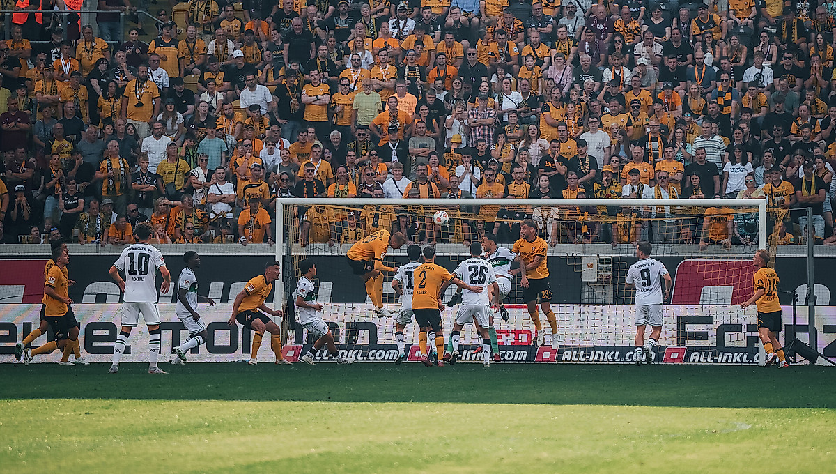 Lukas Boeder köpft eine Hannoveraner Flanke aus dem Dresdner Sechszehner.